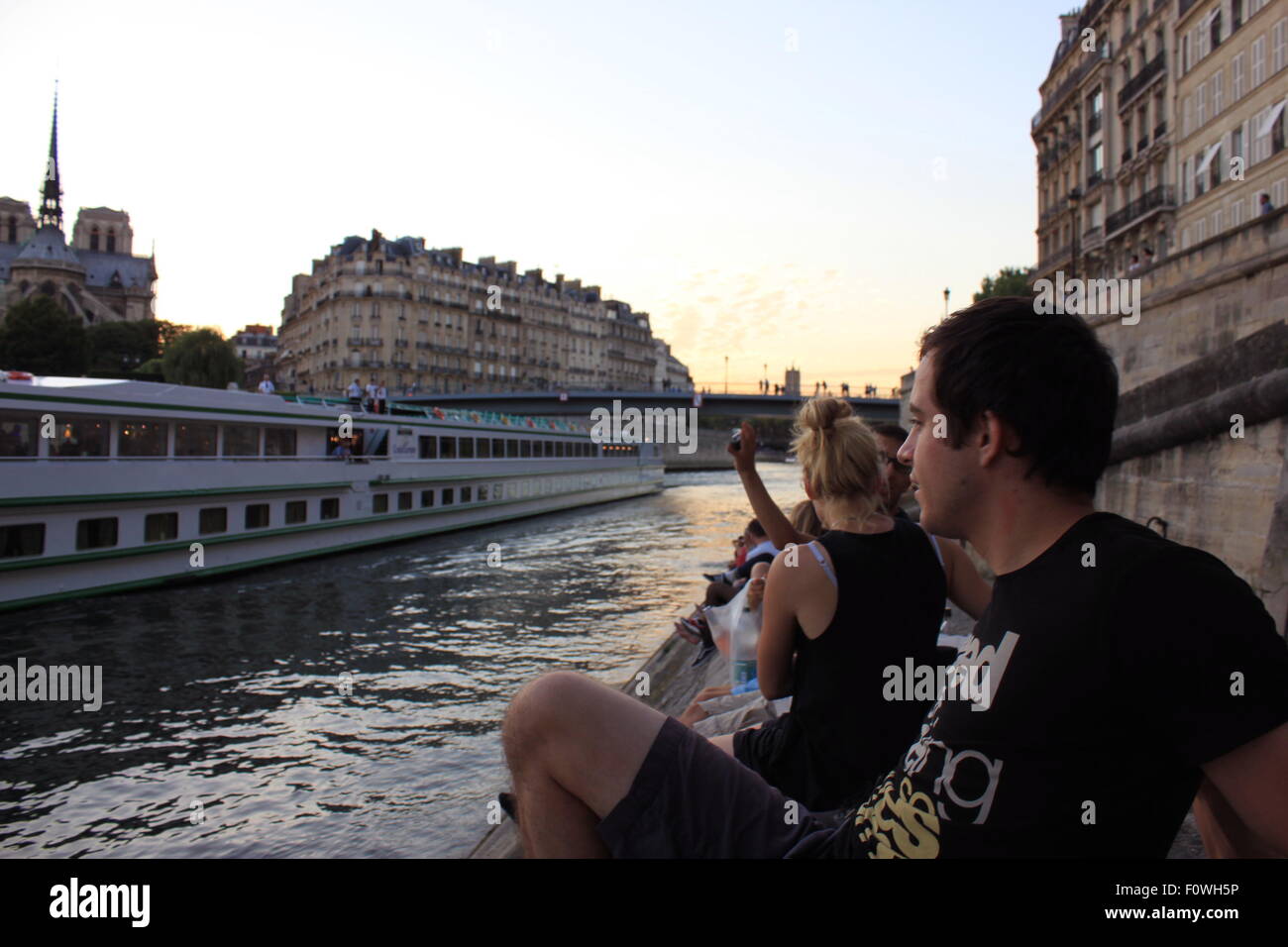 Les touristes sur la Seine à la recherche sur le bateau, Paris, France. Banque D'Images