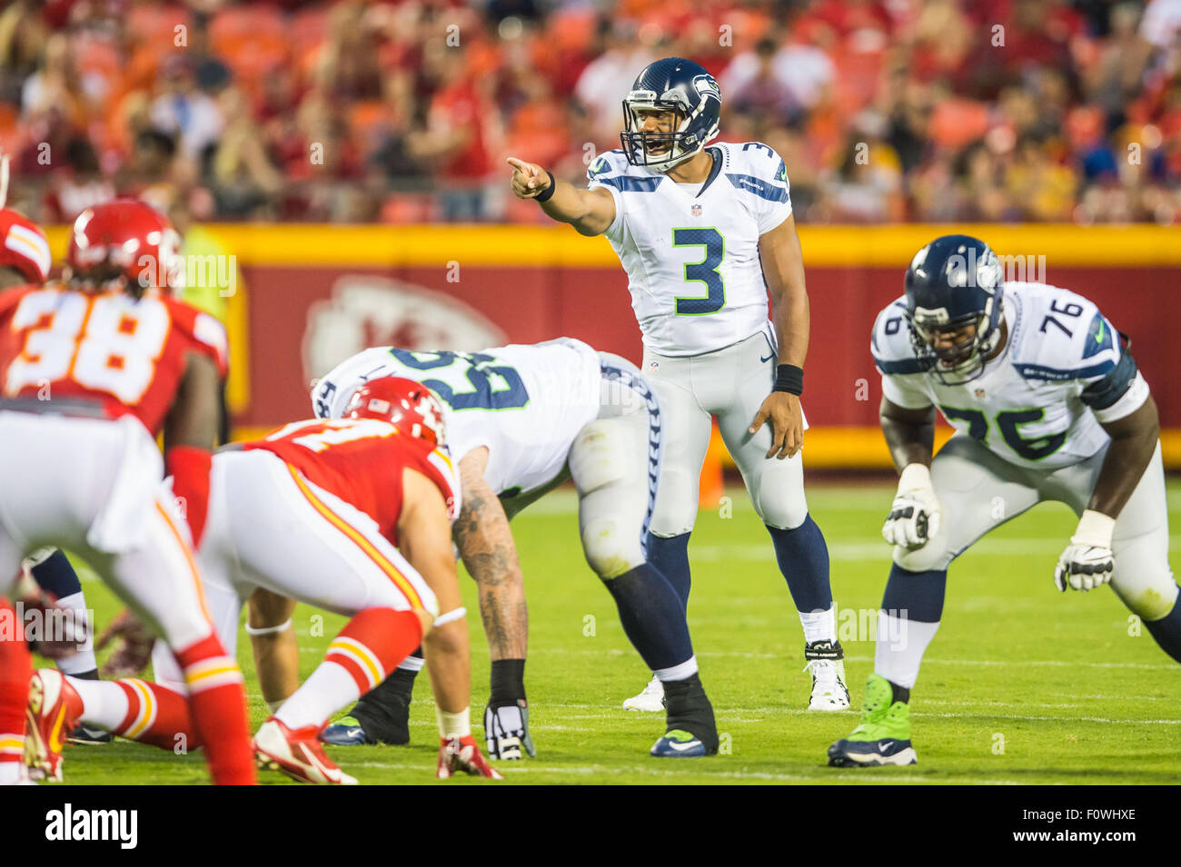 Kansas City, Missouri, États-Unis. Août 21, 2015. Seattle Seahawks QB # 3 Russell Wilson, attirant un jouer au cours de la NFL football match pré-saison entre les Chiefs de Kansas City et les Seattle Seahawks au Arrowhead Stadium à Kansas City, Missouri.Ke Lu/CSM Crédit : Cal Sport Media/Alamy Live News Banque D'Images