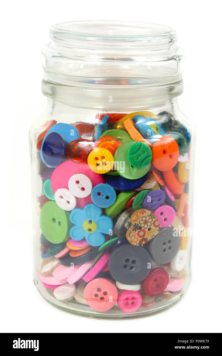 Boutons Mercerie colorée dans un bocal en verre. Vertical sur fond blanc. Banque D'Images