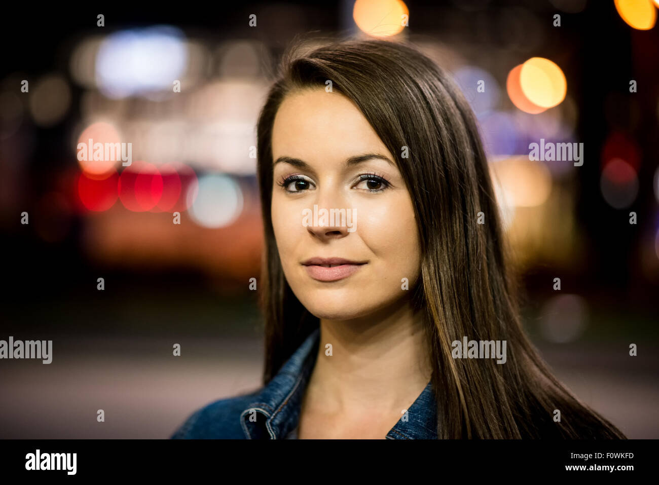 Portrait de jeune femme en plein air - rue des néons en arrière-plan Banque D'Images