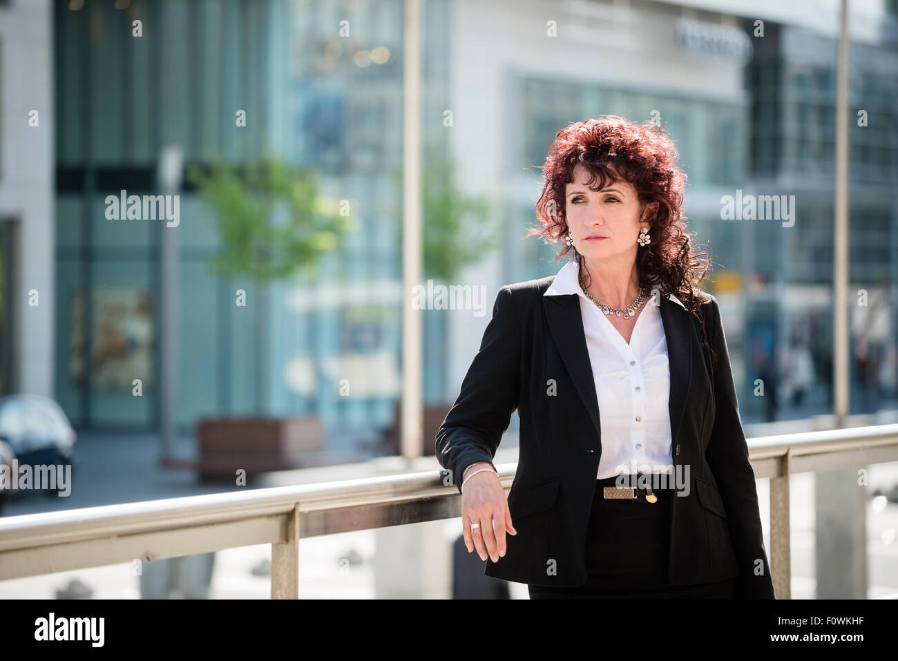 Portrait of mature femme d'affaires en plein air rue moderne Banque D'Images