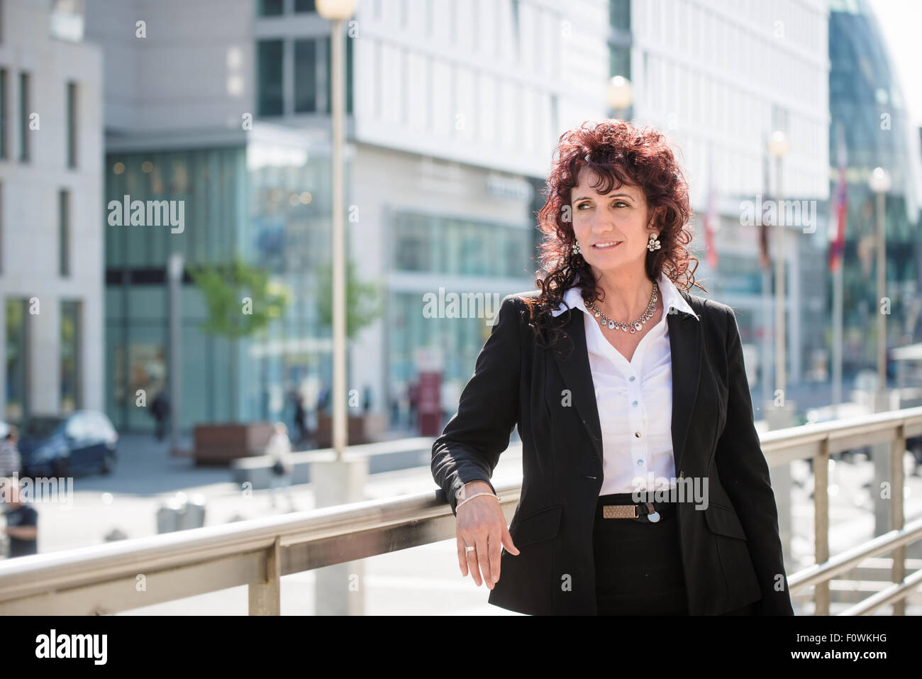 Portrait of mature femme d'affaires en plein air rue moderne Banque D'Images