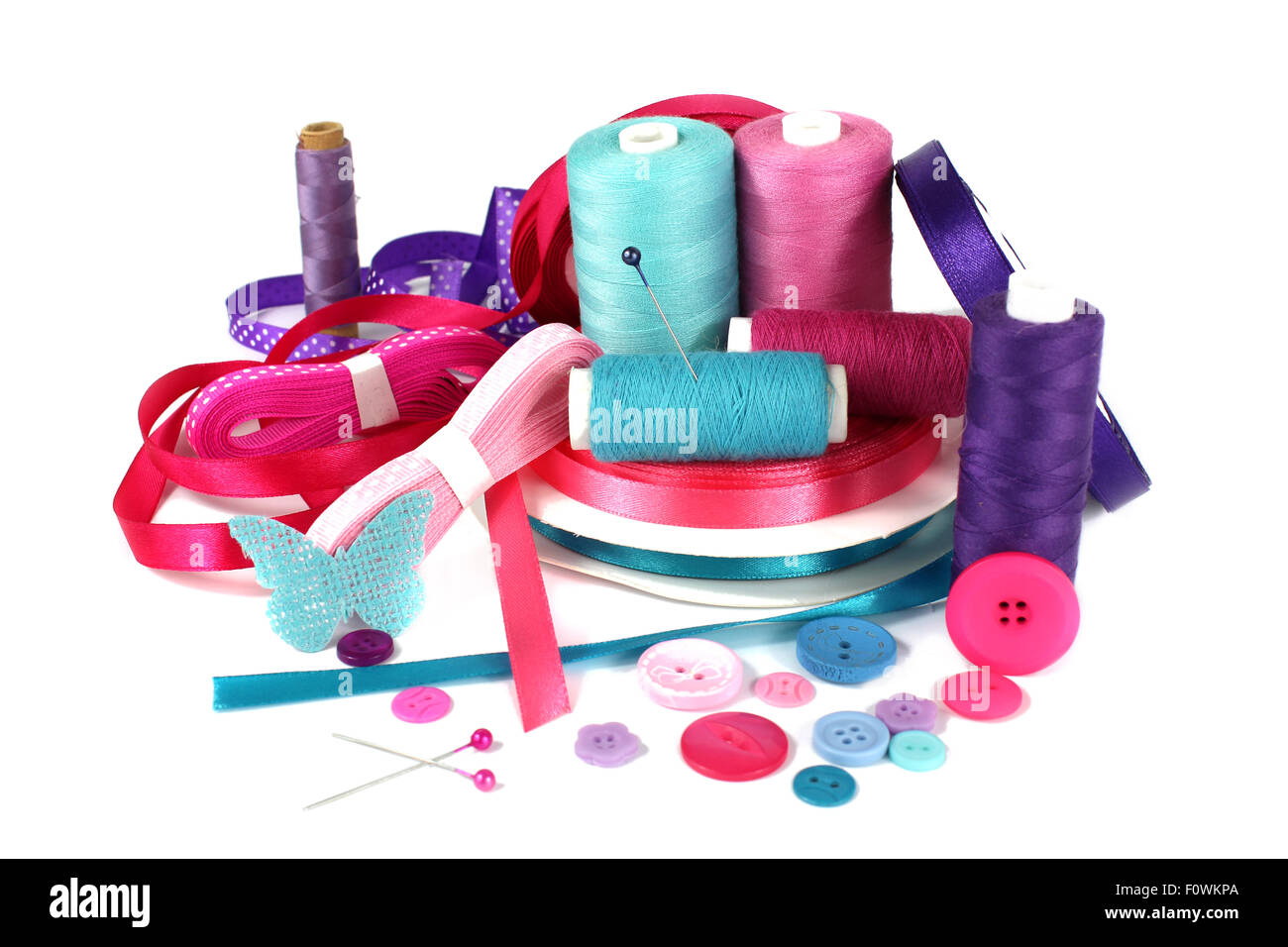 La couture d'artisanat, rubans et boutons de thread sur fond blanc Banque D'Images