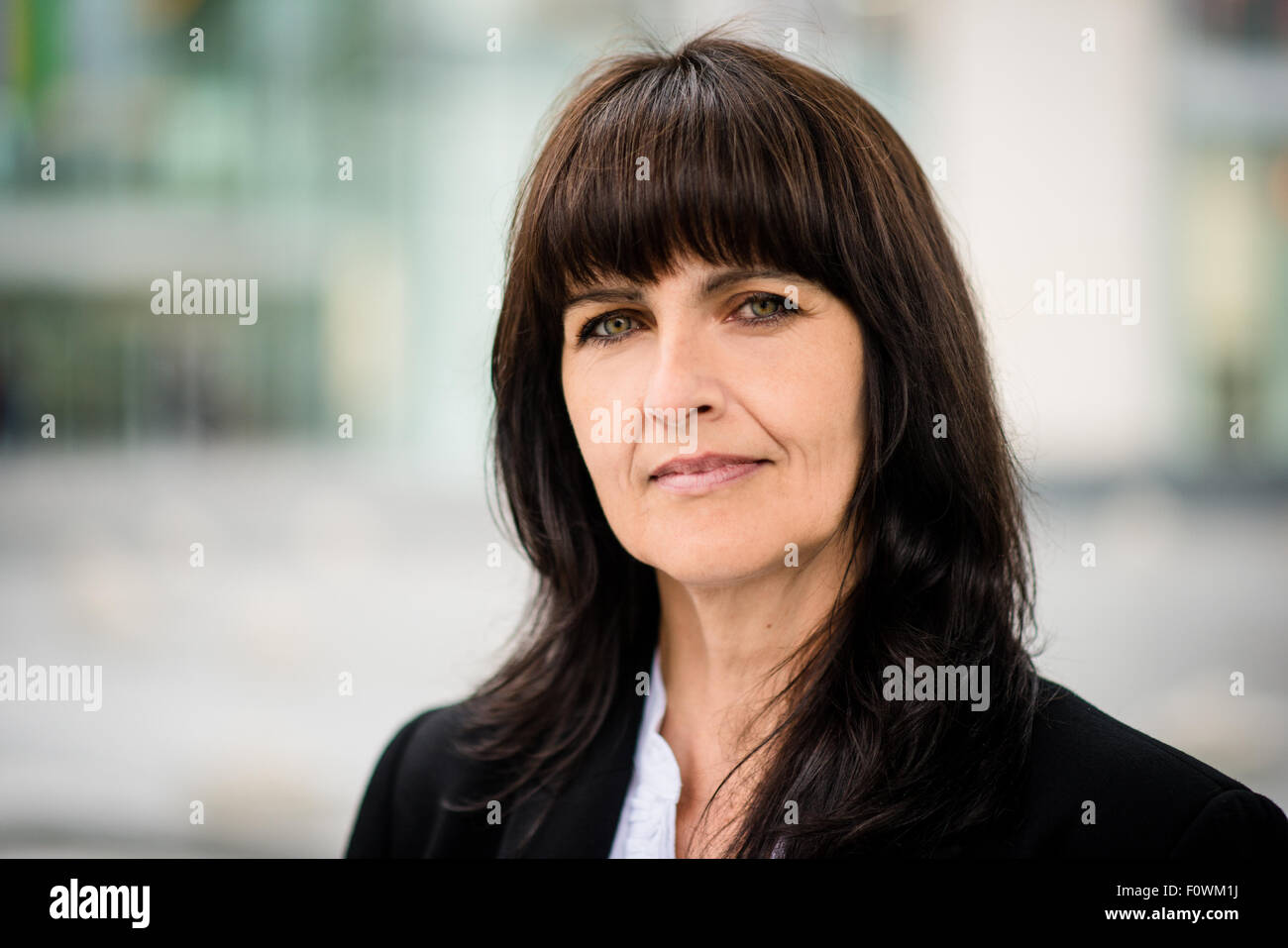 Portrait of smiling senior business woman confiant dans une rue Banque D'Images