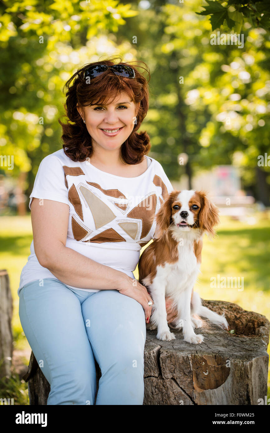 Portrait de femme mature avec son cavalier en plein air de chien park Banque D'Images