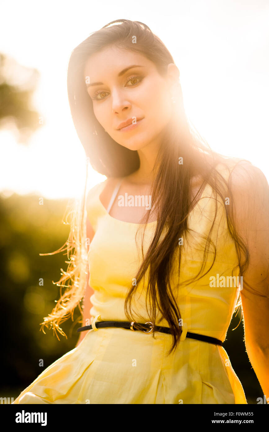 Portrait de jeune femme magnifique coucher de soleil en contre Banque D'Images