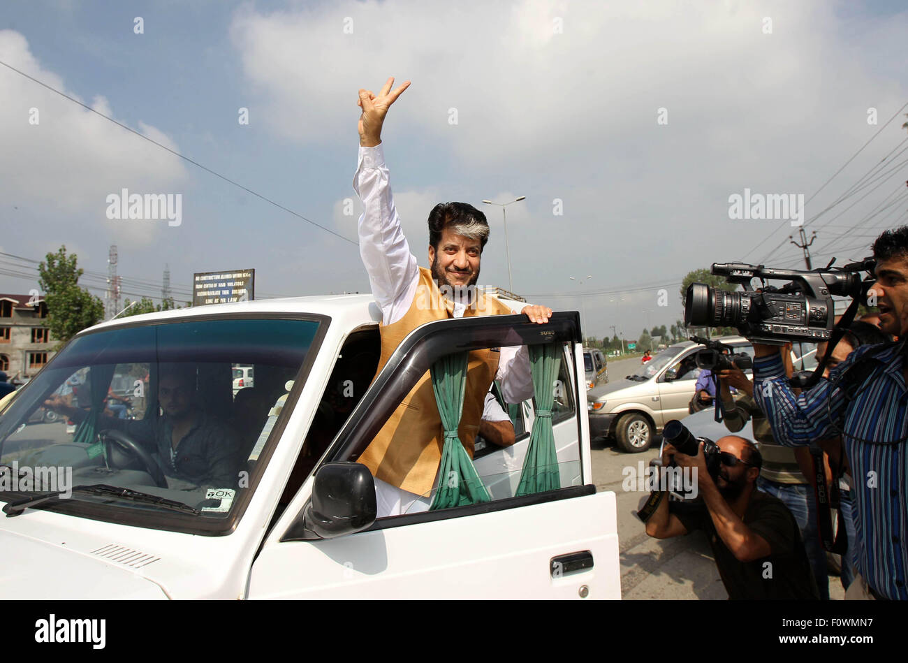 (150822) -- Srinagar, 22 août 2015 (Xinhua) -- le leader séparatiste cachemiri hauts Shabir Ahmad Shah les gestes à ses partisans qu'il a quitté sa résidence de New Delhi pour assister à une réunion avec le conseiller à la sécurité nationale du Pakistan Sartaj Aziz, à Srinagar, capitale d'été du Cachemire sous contrôle indien, le 22 août, 2015. Le Pakistan a invité des séparatistes du Cachemire sous contrôle indien pour une rencontre avec Aziz à son haut-commissariat du Canada à New Delhi. Aziz est prévu de se rendre à l'Inde le 23 août pour deux jours de pourparlers avec son homologue indien sur les questions liées au terrorisme. (Xinhua/Javed Dar) Banque D'Images