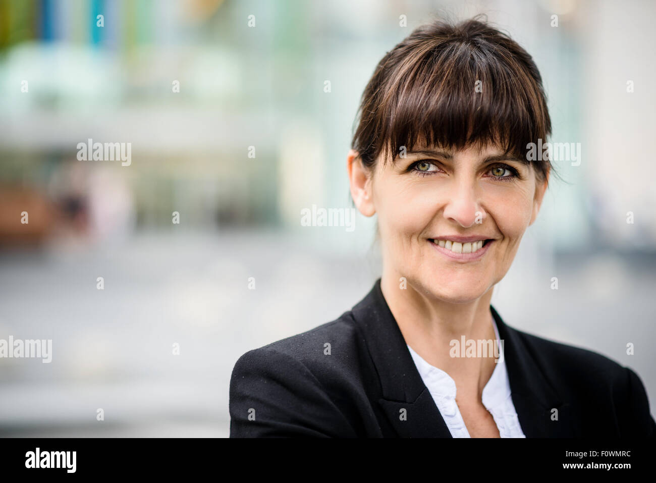 Portrait of smiling senior business woman confiant dans une rue Banque D'Images
