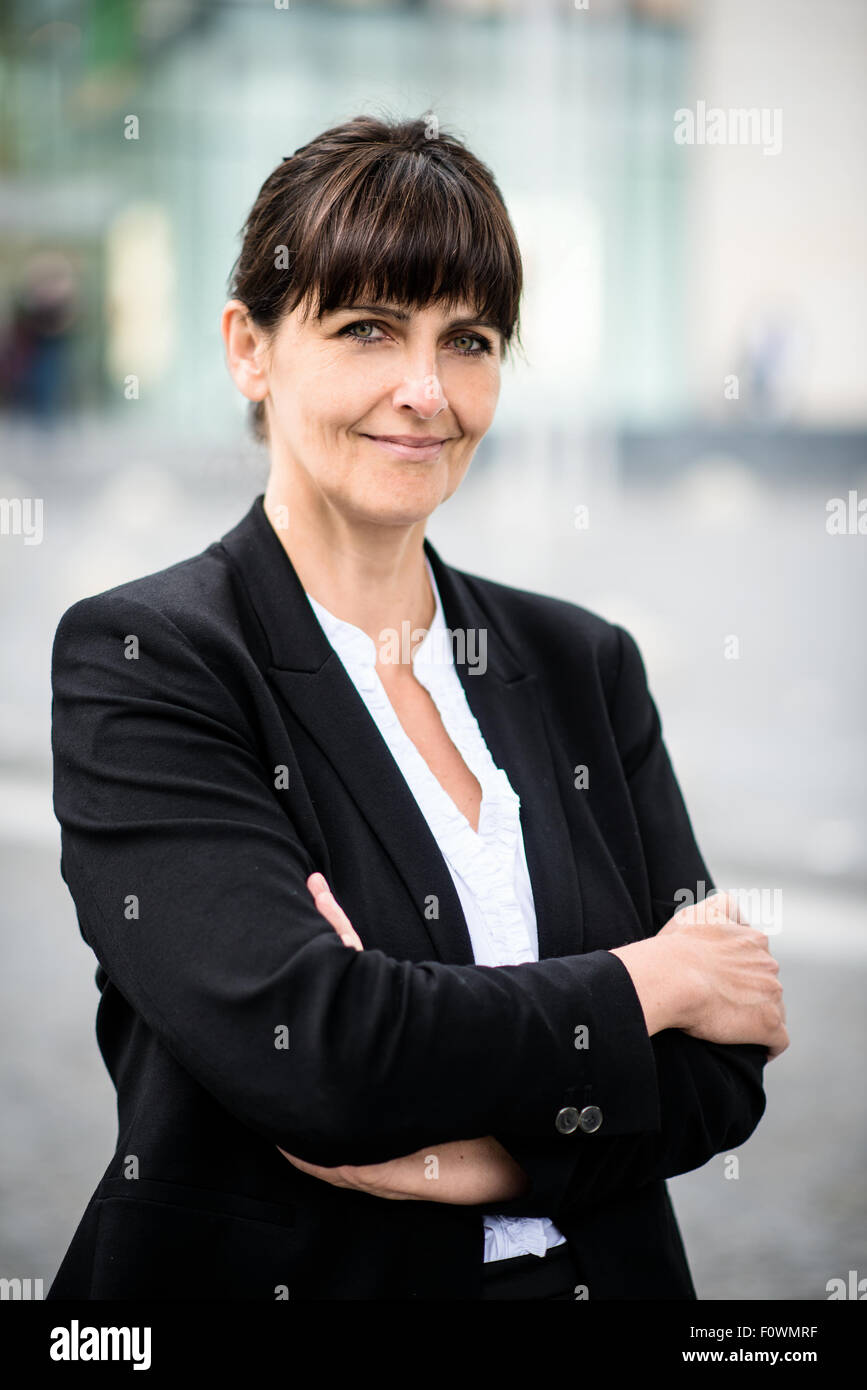 Portrait of smiling senior business woman confiant dans une rue Banque D'Images