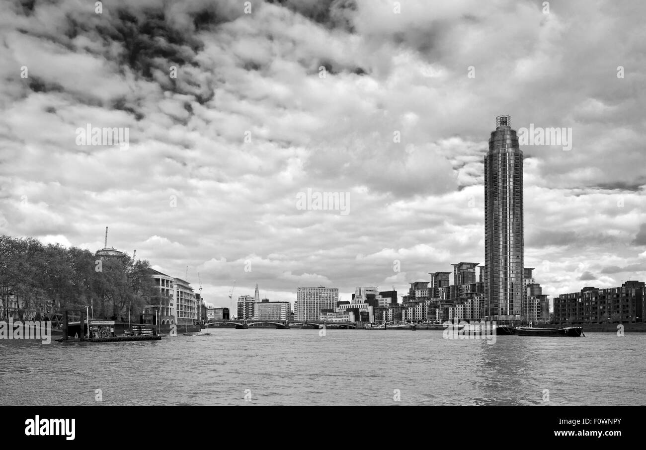 Voir à partir de la Tamise de St George Wharf Tower, partie d'un nouveau développement résidentiel de luxe riverside, Vauxhall Londres centre Banque D'Images