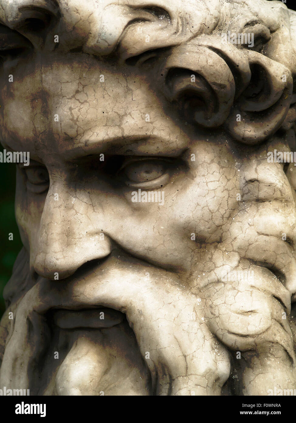 Visage d'un homme barbu en marbre blanc Banque D'Images
