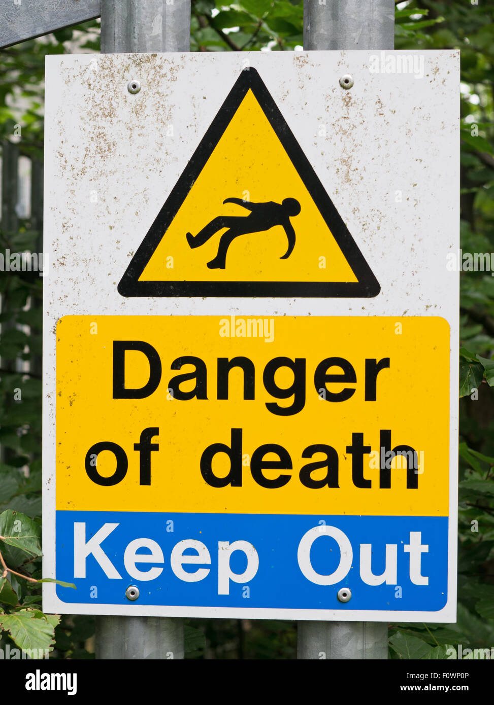 Un panneau ou un avis de danger de mort Garder hors New Lanark, South Lanarkshire, Écosse, Royaume-Uni Banque D'Images