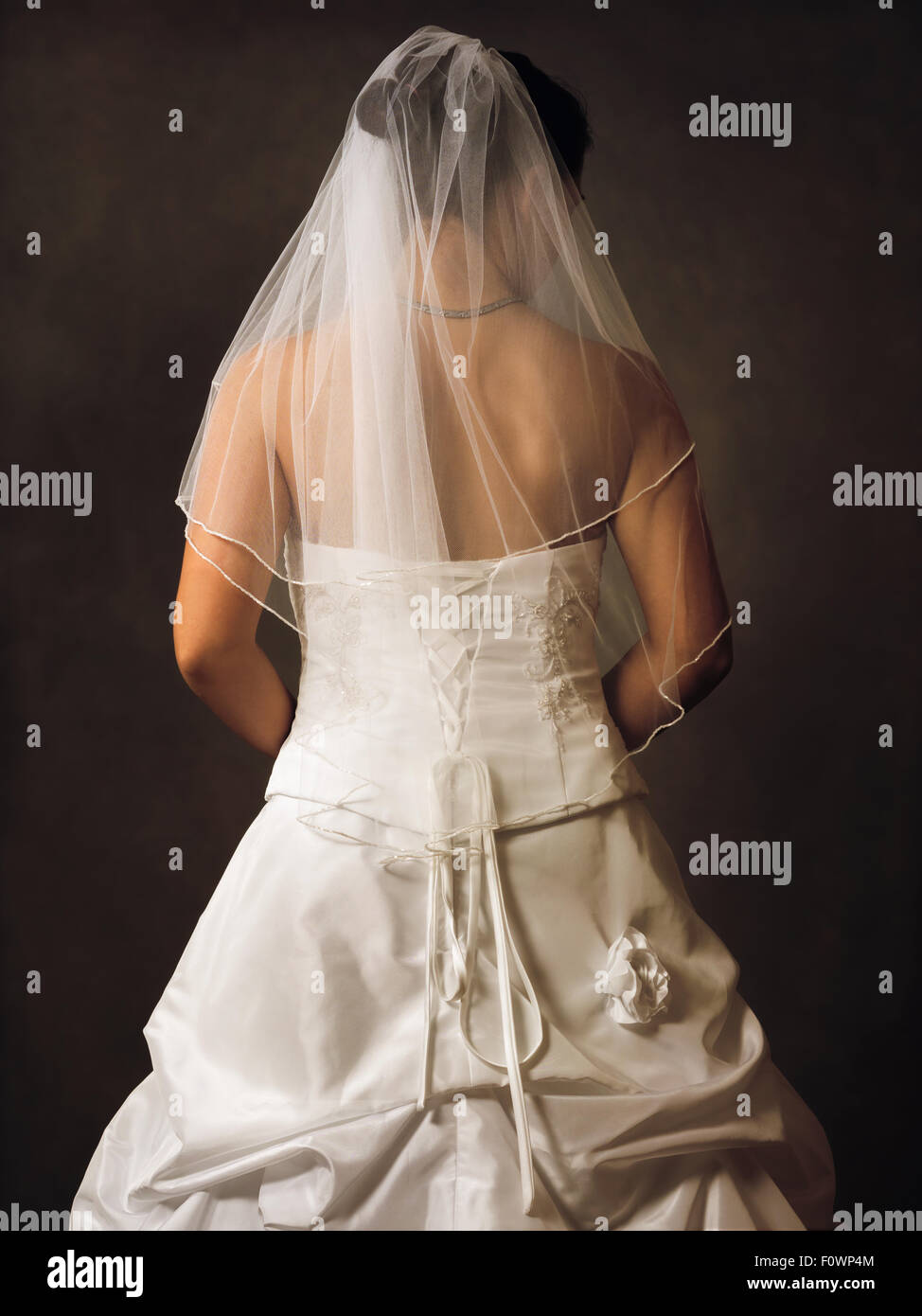 Jeune femme en robe de mariage avec son dos à l'appareil photo Banque D'Images