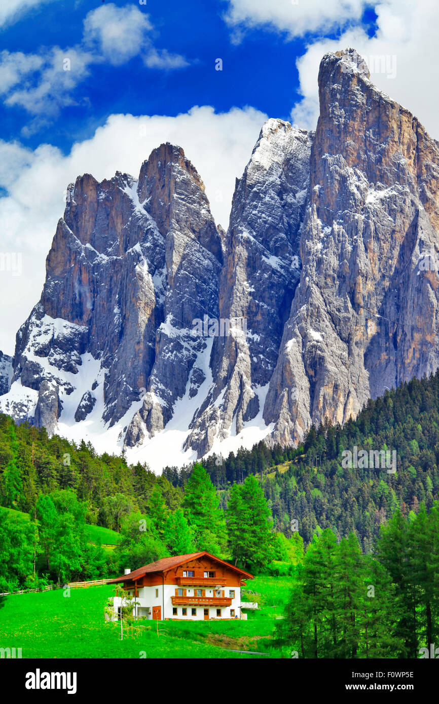 Des montagnes des Dolomites. Val di Funes campagne, Italie Banque D'Images