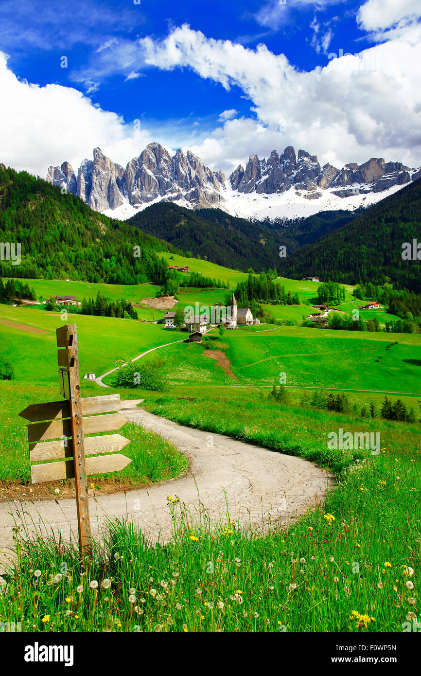 Des montagnes des Dolomites. Val di Funes campagne, Italie Banque D'Images