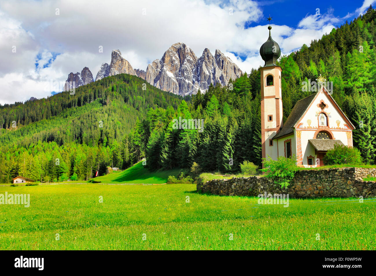 Paysage alpin impressionnant,avec vue sur la petite église et les montagnes,Val di Funes,Italie. Banque D'Images
