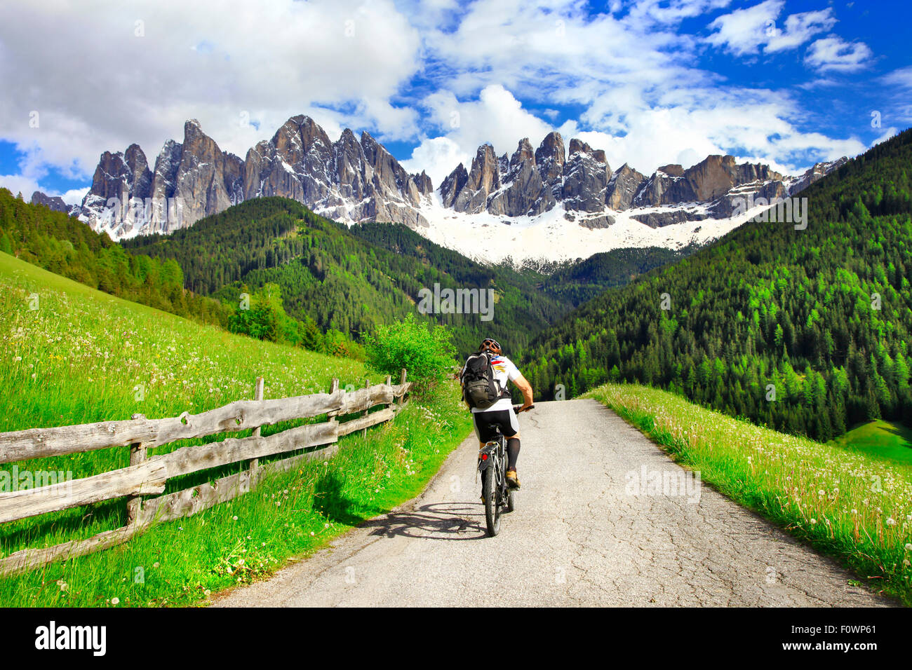 Randonnée à vélo dans la région de montagnes des Dolomites. Au nord de l'Italie. Banque D'Images