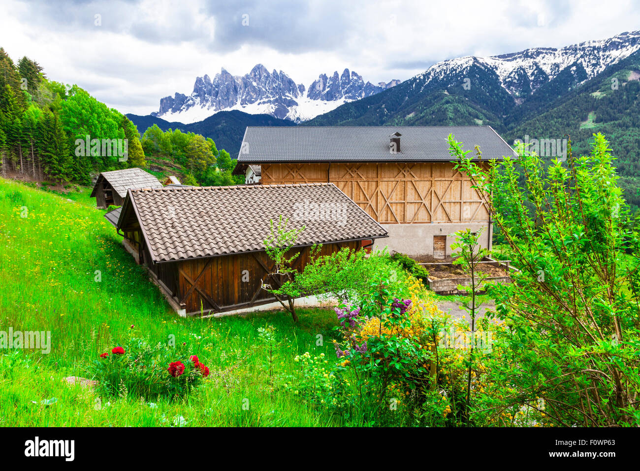 Paysage alpin paisible - villages de montagnes des Dolomites Banque D'Images