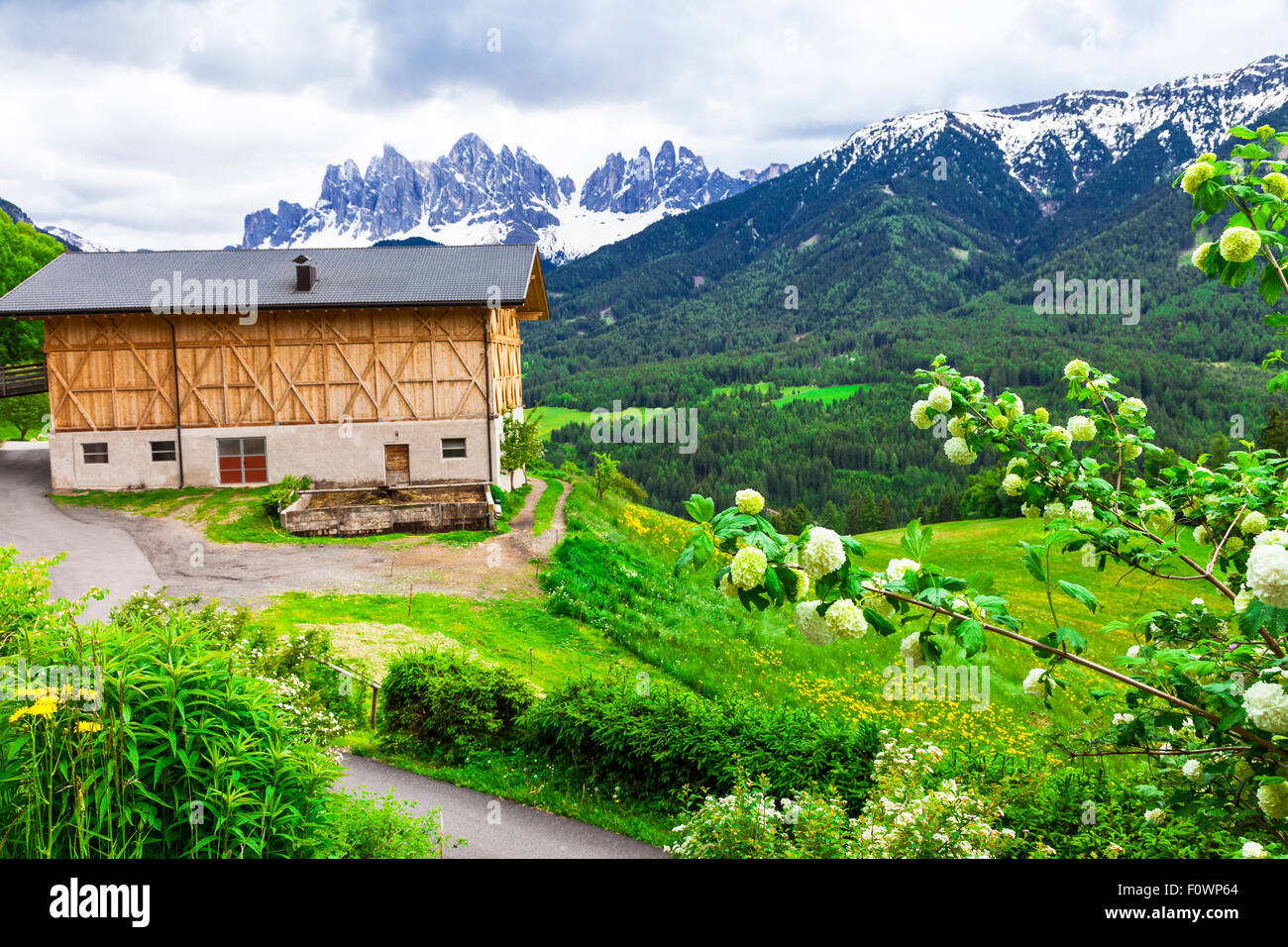 Paysage alpin paisible - villages de montagnes des Dolomites Banque D'Images
