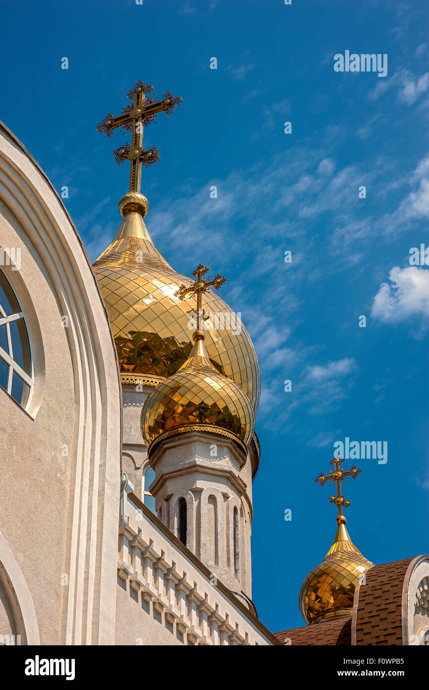 Le dôme doré d'une église orthodoxe Dmitri Rostovsky à Rostov -sur-le-Don , Russie . Le ciel bleu de mai . Banque D'Images