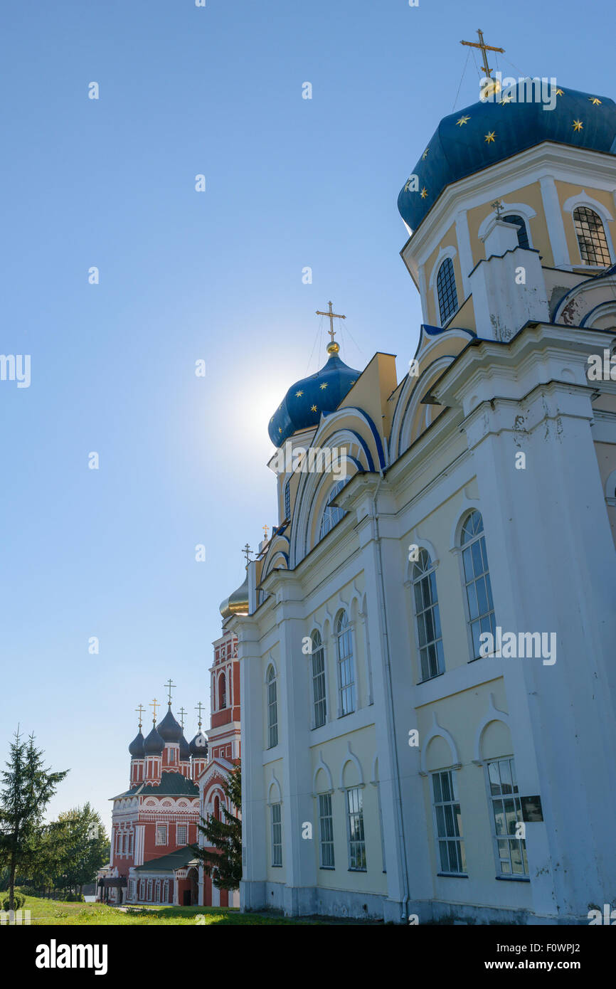 Bolkhov, région d'Orel Russie - Août 15, 2015 : l'Eglise de la Sainte Trinité sous un ciel bleu sur une journée ensoleillée Banque D'Images
