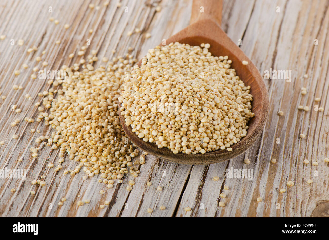 Les graines de quinoa libre sur un fond de bois. Selective focus Banque D'Images