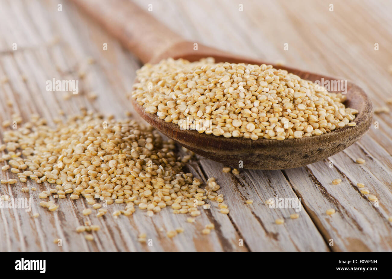 Les graines de quinoa gros plan sur un fond de bois rustique. Selective focus Banque D'Images