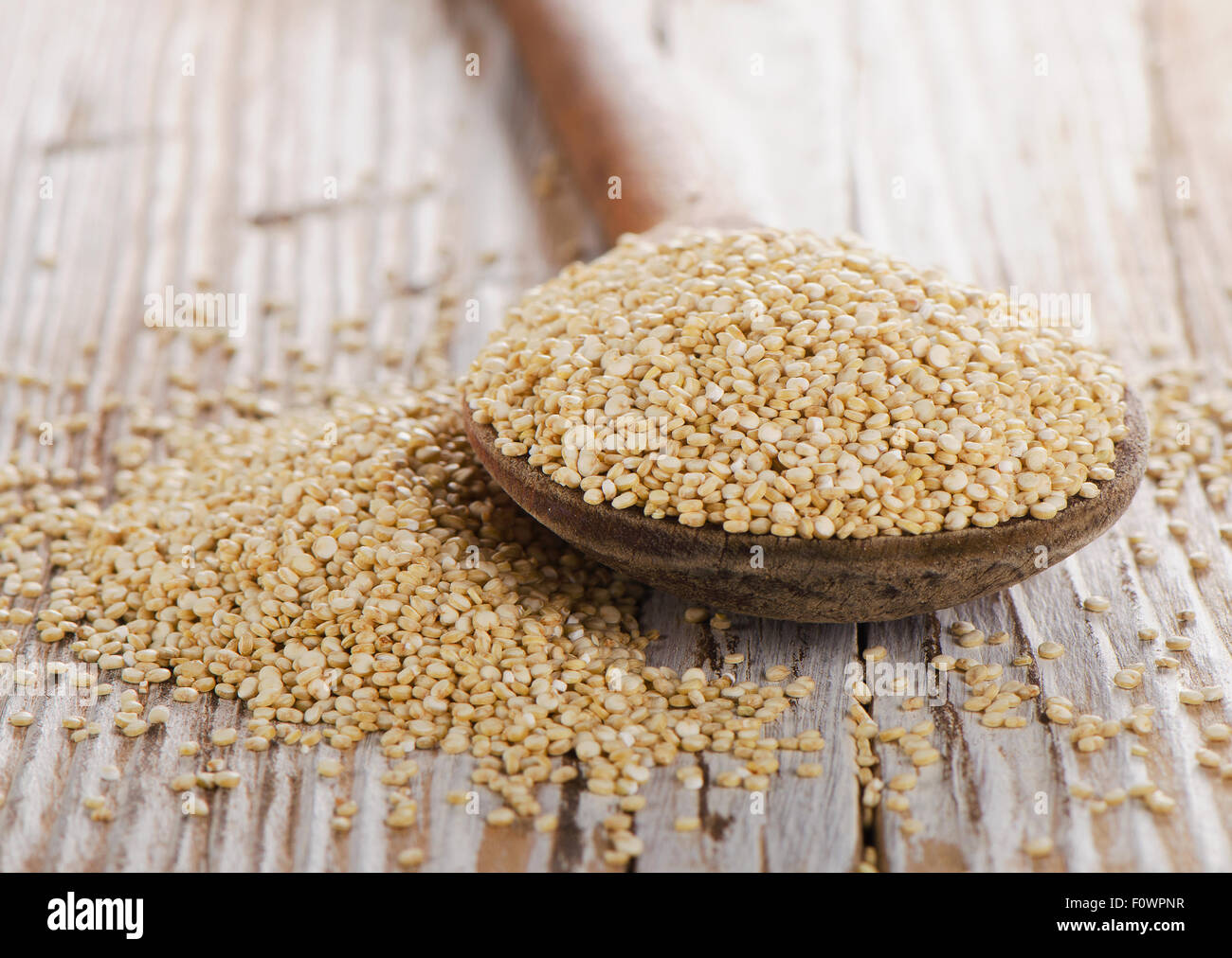 Gros plan sur les graines de quinoa rustique en arrière-plan. Selective focus Banque D'Images