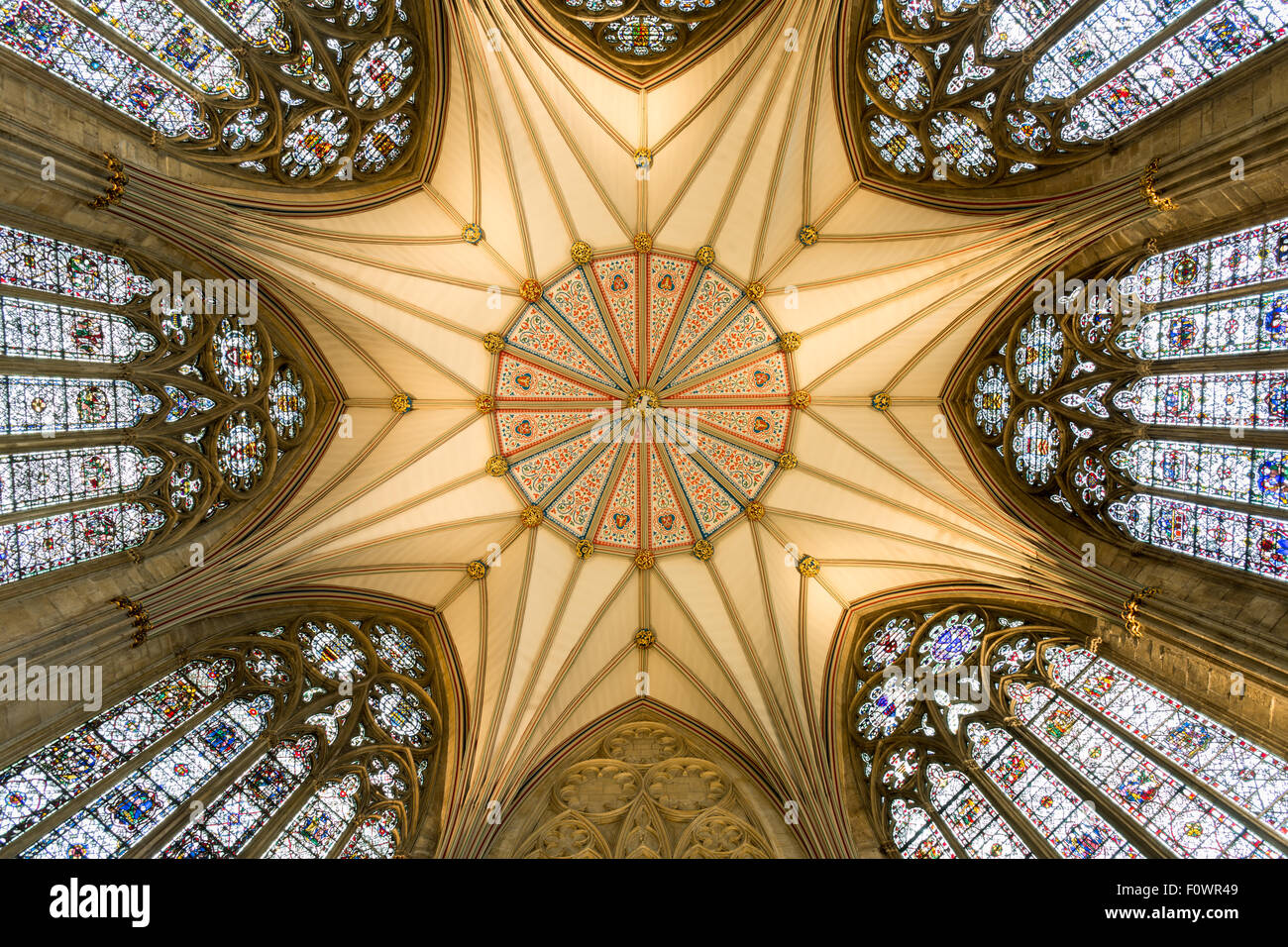 York Minster Chapter House - incroyable chambre octogonale avec de belles voûtes en éventail et vitraux Banque D'Images