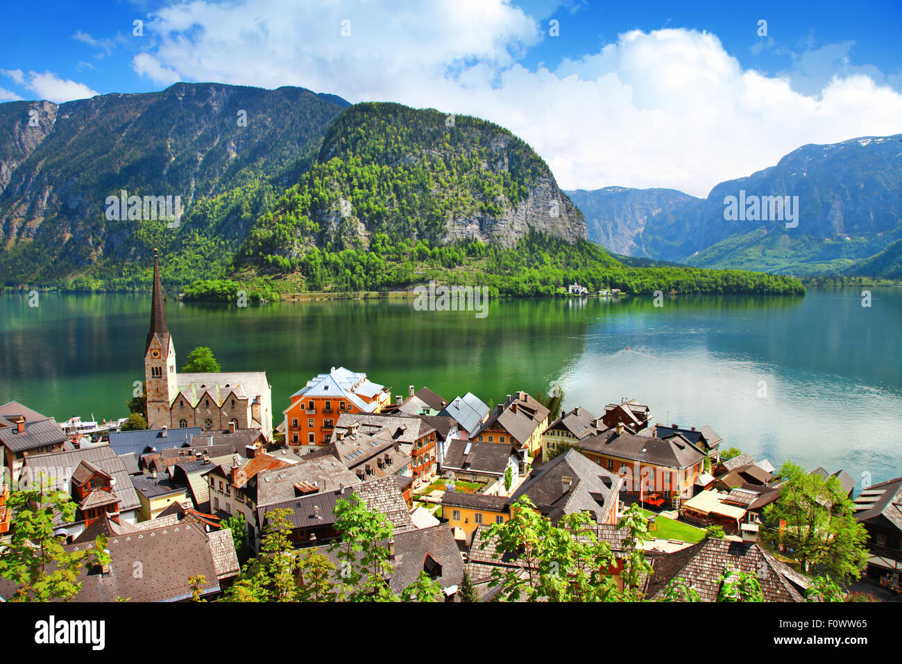 Beau village et le lac de Hallstatt, Autriche Banque D'Images