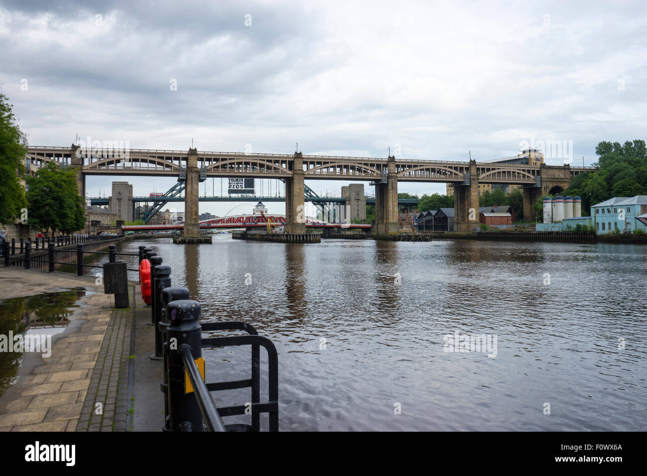 Le pont de haut niveau. Bus et train pont qui enjambe la rivière Tyne entre Newcastle upon Tyne et Gateshead. Banque D'Images