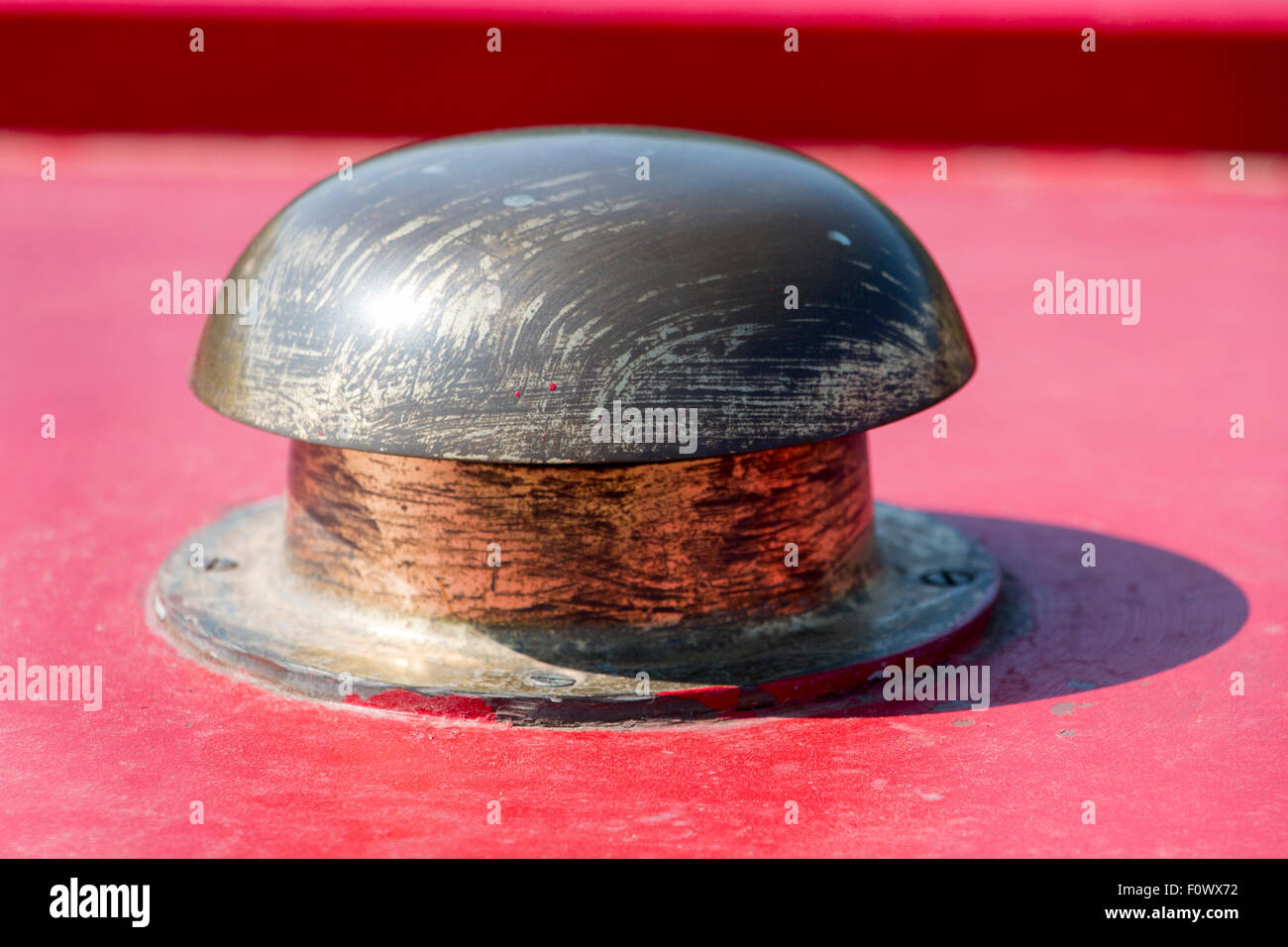 Borne d'amarrage sur rouge en forme de champignon barge canal Banque D'Images