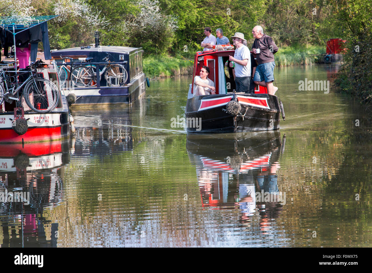 Barge Bateau étroit avec les touristes voyageant à Kennet and Avon Canal près de Limpley Stoke Wiltshire Banque D'Images