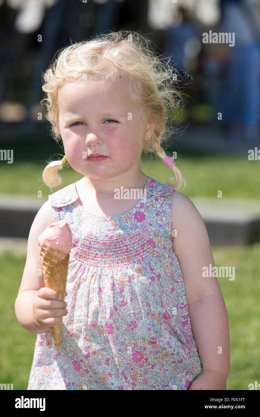 Little girl eating ice cream Banque D'Images