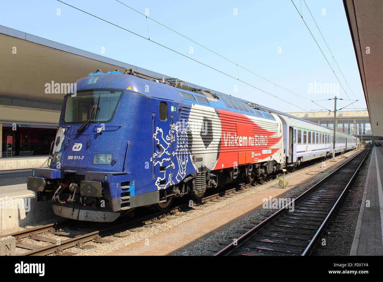 Les chemins de fer tchèques electric locomotive 380 011-7 à la gare Westbahnhof de Vienne, en Autriche avec un train pour Varsovie. Banque D'Images