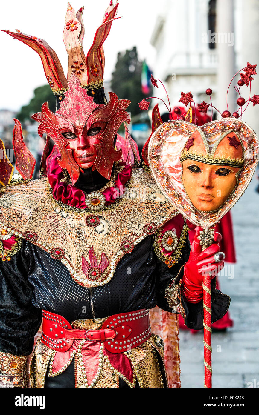 Le Fiery masque rouge modèle d'un carnaval au carnaval de Venise Banque D'Images