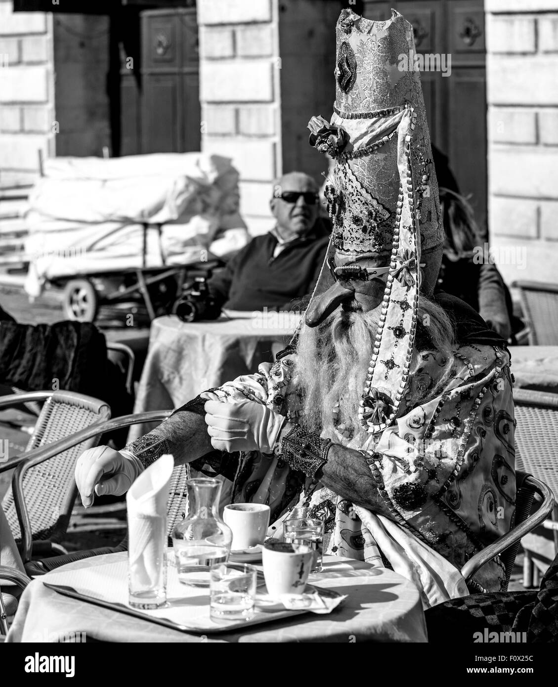 Un carnaval costumé goer a une pause-café près de la Place Saint Marc Banque D'Images