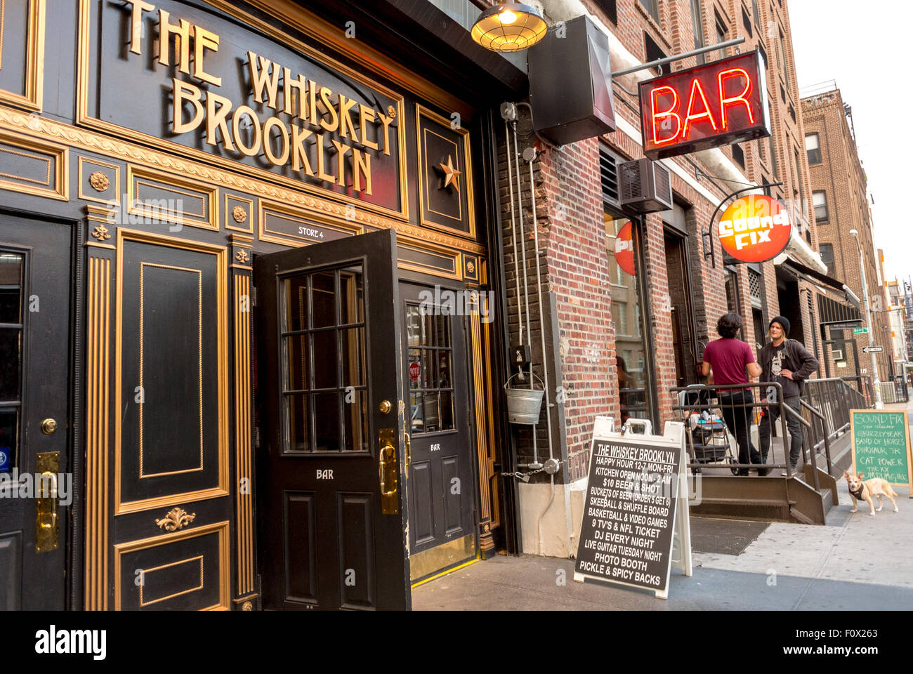 New York, États-Unis, scènes de rue, Bar, Pub, devant, 'The Whiskey Brooklyn' Brooklyn District, porte au néon Banque D'Images