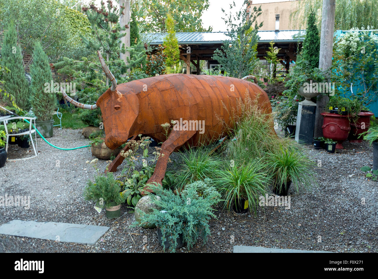 New York City, USA, jardin avec Bull Sculpture dans le quartier de Brooklyn, DUMBO, l'embourgeoisement des villes en nous Banque D'Images