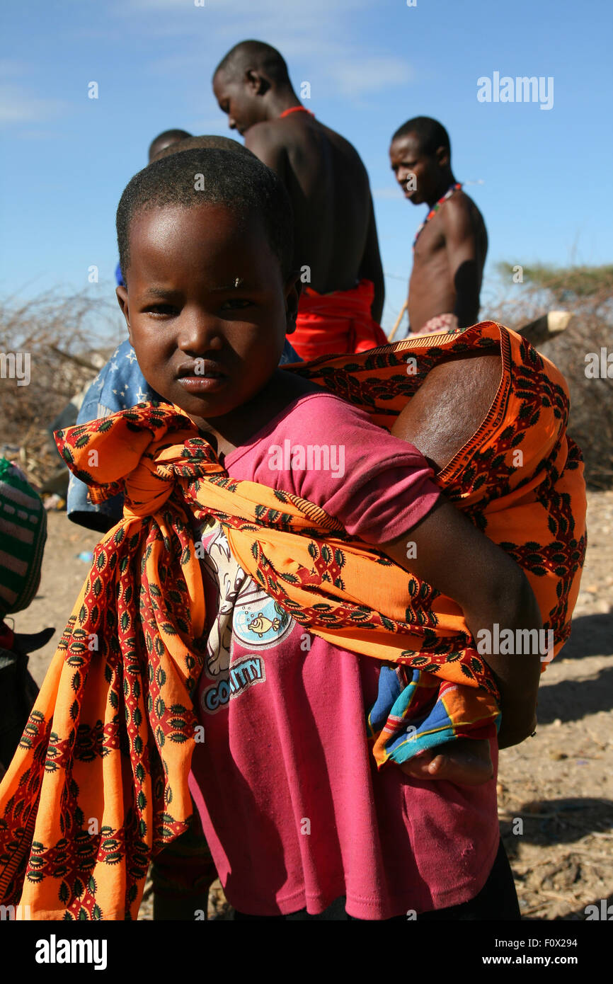 African boy et bébé de la tribu Samburu dans un village local Banque D'Images