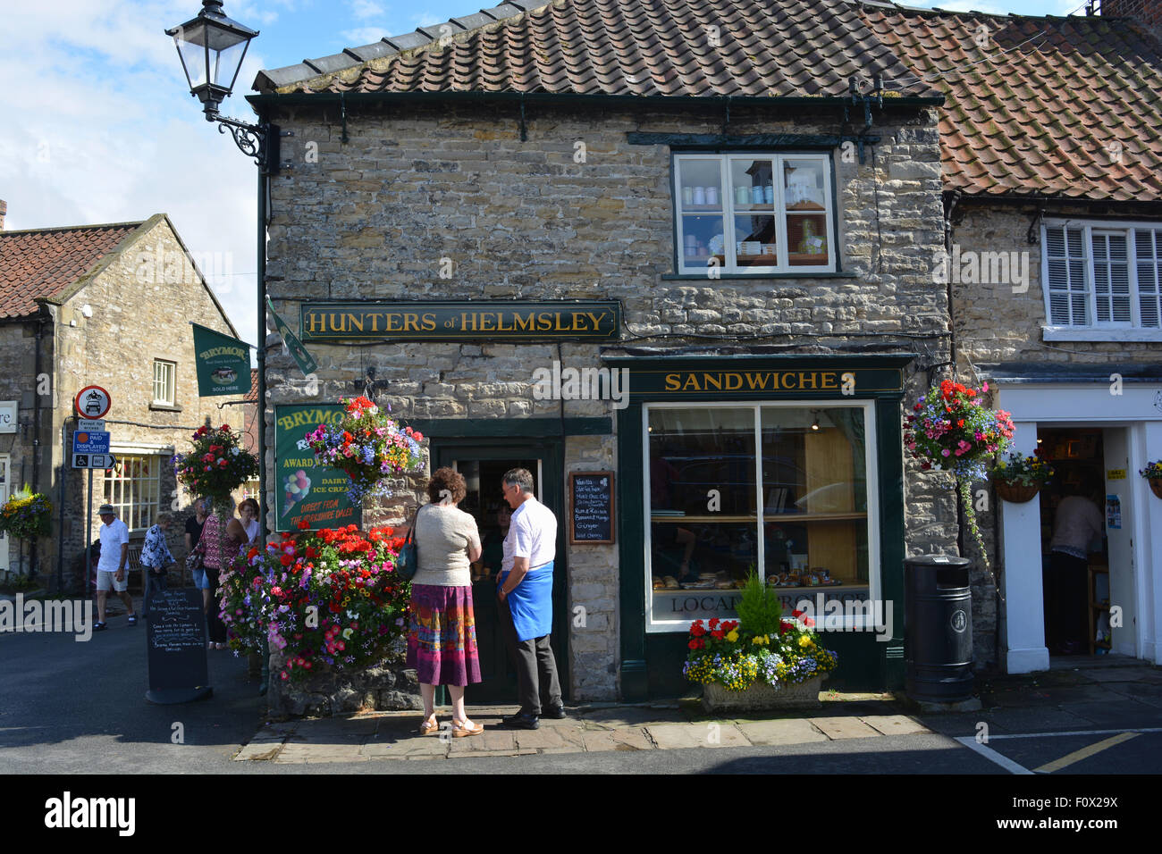 Couple qui achète de la crème glacée de chasseurs de Helmsley, élu meilleur petit Shop in UK 2015. North Yorkshire, Angleterre Banque D'Images