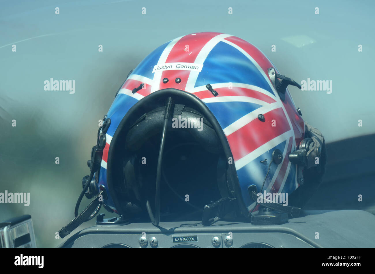 Shoreham Airshow 2015. Casque avec Union Jack flag en décoration cockpit avion prêt pour le pilote d'affichage, annulé par accident de Hawker Hunter Banque D'Images