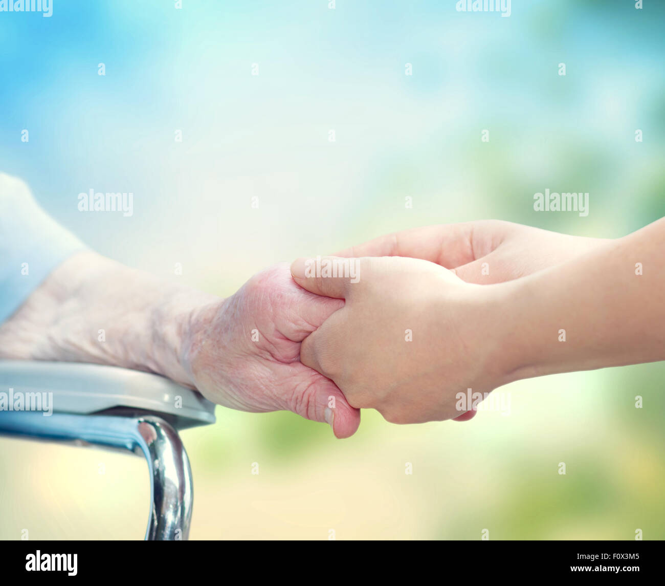 Senior woman holding hands in gardien avec les jeunes Banque D'Images