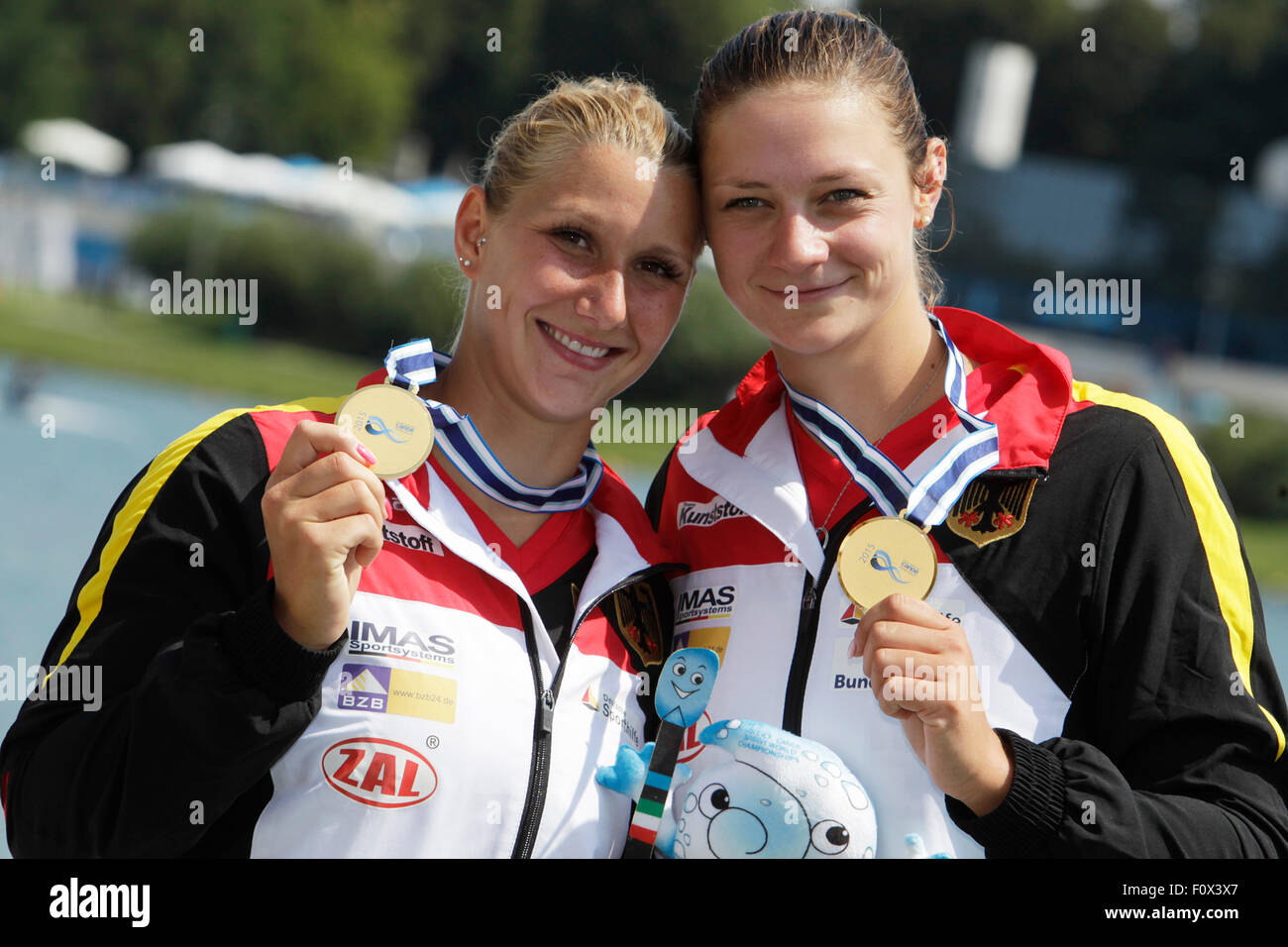 Sabrina Hering (L) et Steffi Kreigerstein d'Allemagne posent avec leurs médailles d'or après avoir remporté la médaille d'or en kayak biplace 1000 m au cours de l'événement aux Championnats du monde de sprint en canoë dans Segrat, Italie, 22 août 2015. Photo : UTE FREISE/dpa Banque D'Images