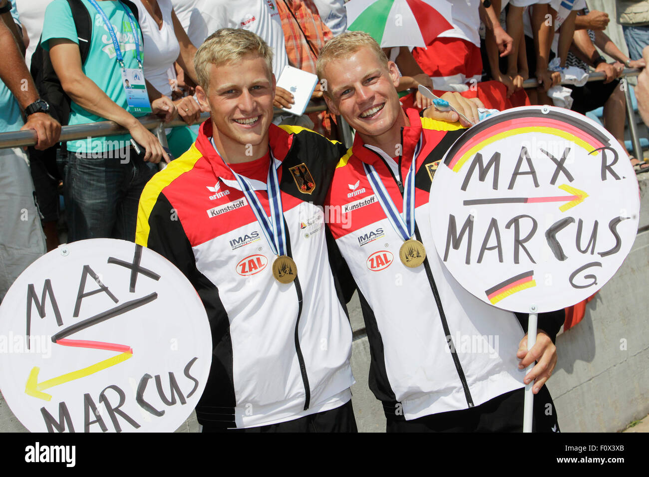 Max Rendschmidt (L) et Marcus de brut Allemagne célébrer après avoir remporté l'or dans l'épreuve du kayak biplace 1000 m au cours de l'événement aux Championnats du monde de sprint en canoë dans Segrat, Italie, 22 août 2015. Photo : UTE FREISE/dpa Banque D'Images