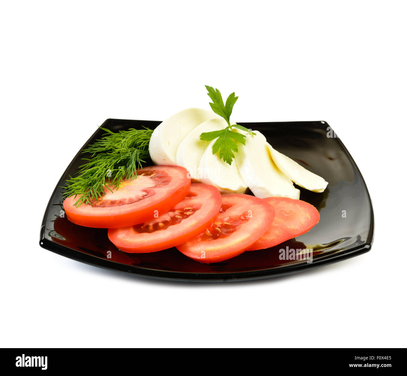 La mozzarella sur une plaque sur fond blanc Banque D'Images