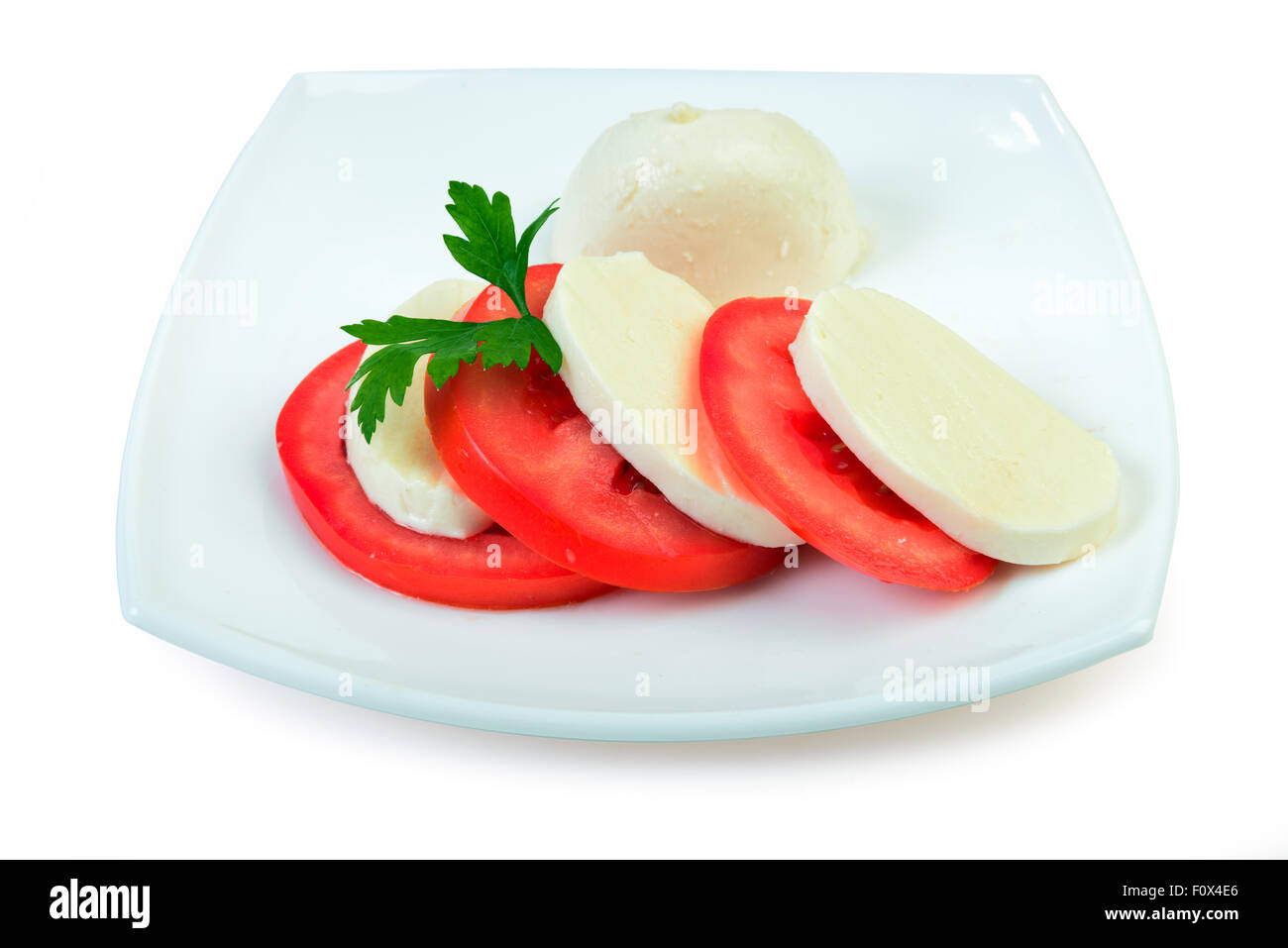 Avec salade de mozzarella sur la plaque isolée Banque D'Images