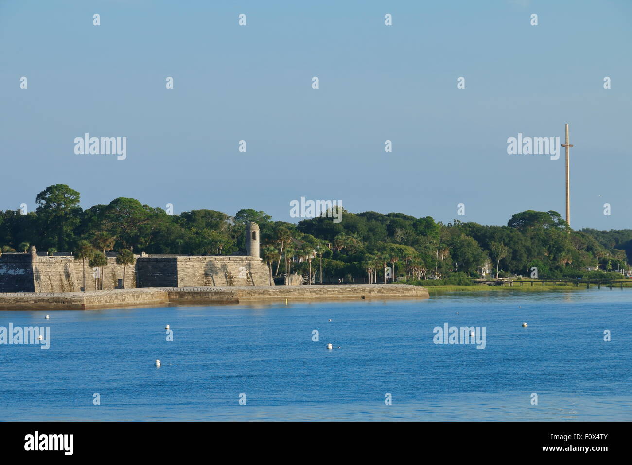 Castillo de San Marcos National Monument, Saint Augustine, Floride - vue grand angle de côté sud et la Croix géante. Banque D'Images