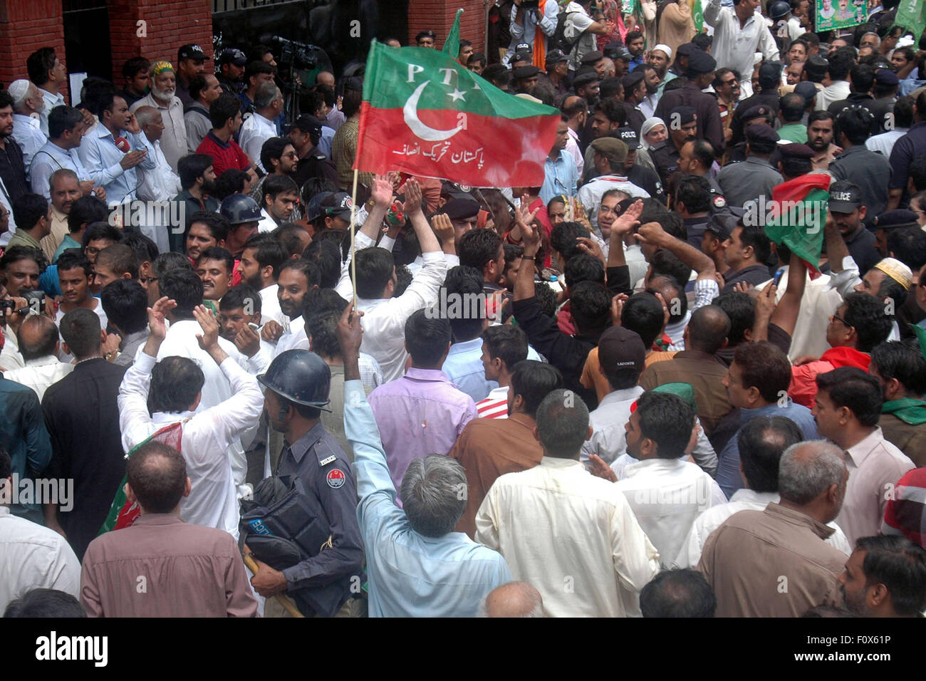 Lahore. Août 22, 2015. Les partisans du Pakistan Tehrik-e-Insaf ou mouvement de justice, de rassembler à l'extérieur du tribunal électoral dans l'est de Lahore au Pakistan le 22 août 2015. Le parlement du Pakistan le président Ayaz Sadiq a été disqualifié le samedi sur le truquage présumé en 2013 Élection générale et ré-élection a été commandé sur son siège de l'Assemblée nationale, selon les responsables. Credit : Sajjad/Xinhua/Alamy Live News Banque D'Images