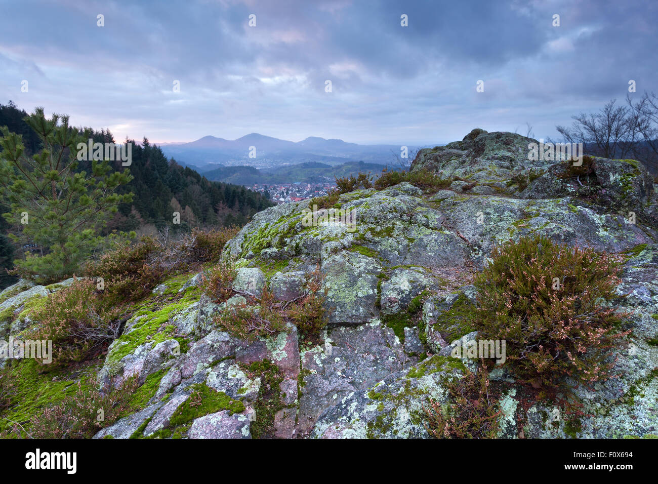 Montagne nuageuse Banque de photographies et d'images à haute résolution -  Alamy